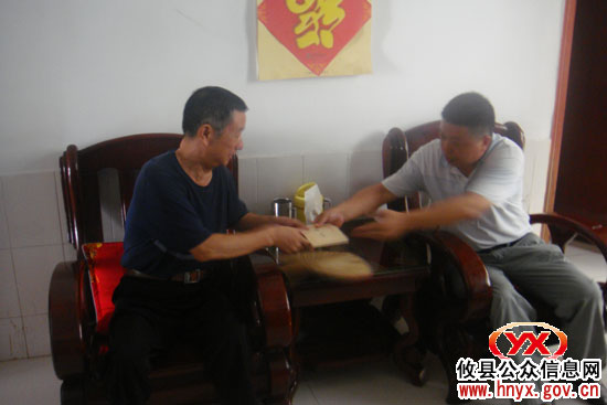 攸县县委组织部派员到县房产局走访困难党员