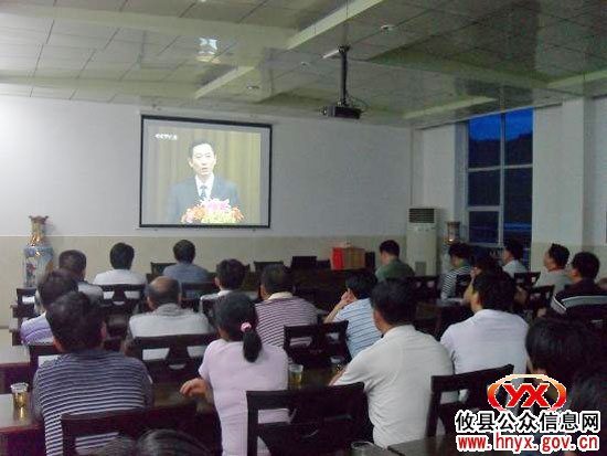 攸县鸾山镇组织党员干部观看《沈浩同志先进事迹报告会》录像