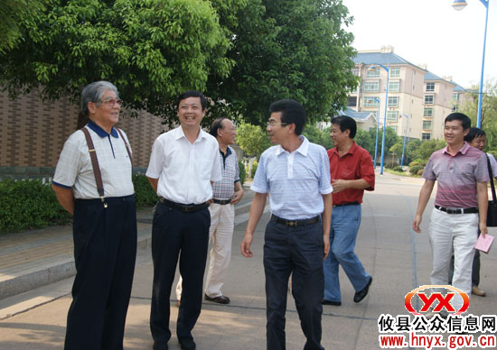 株洲市政府原市长薛厚民一行来攸县参观考察城市建设