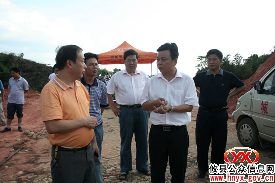 胡湘之一行督查县垃圾处理场和部分交通项目建设情况