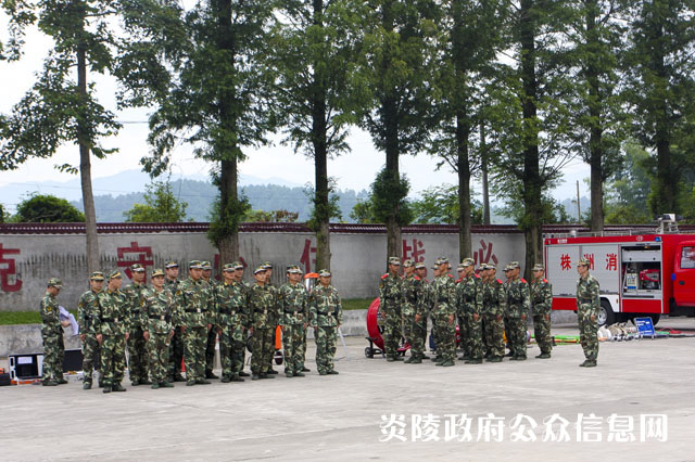 我县县级干部参加军事日活动