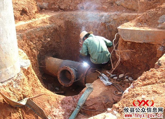 湘东化机生产用水管与攸县自来水管实现合拢
