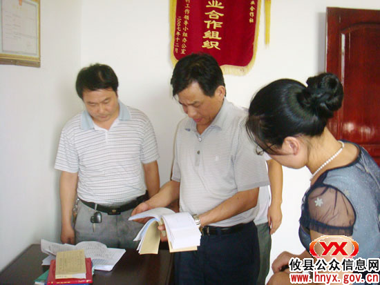 攸县实事考核办检查组督查县经管局为民办实事工作