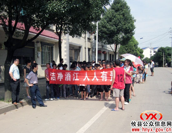 “洁净大行动”：酒埠江镇干群齐动手 争当先锋