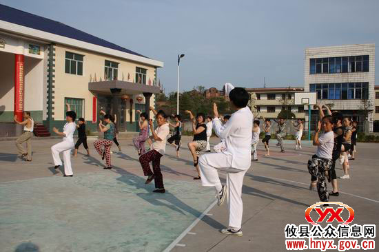 攸县酒埠江镇村民开始练习太极拳
