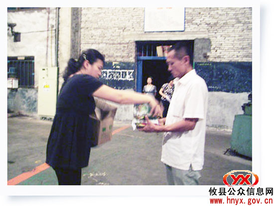 湘东化机公司机关人员为生产工人送“清凉”