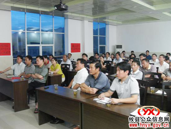 攸县鸾山镇组织党员干部观看《沈浩同志先进事迹报告会》录像