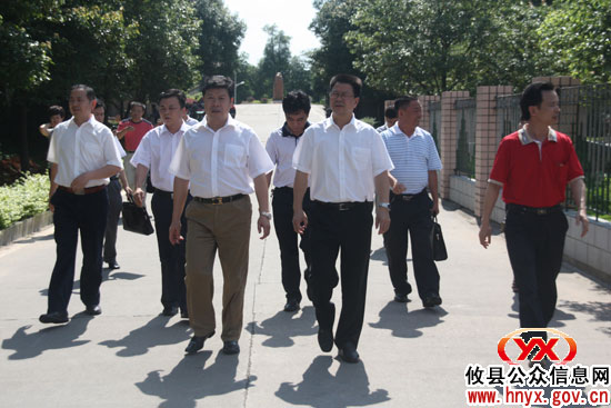 市委常委、纪委书记刘力量一行到攸县一中调研
