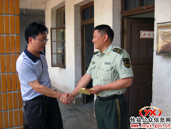 庆“八一”：攸县网岭镇政府负责人走访驻地武警官兵