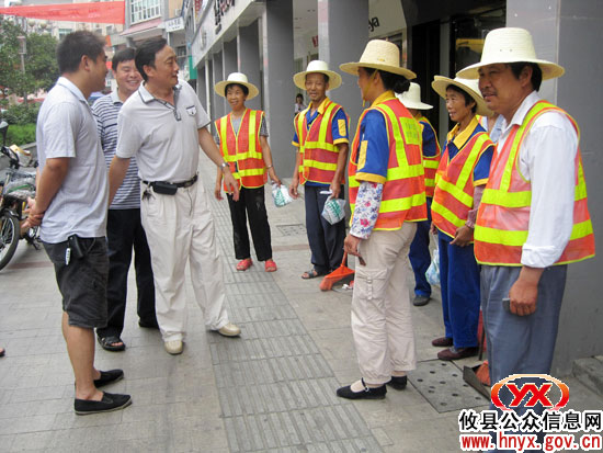 【烈日高温下】攸县总工会为县城环卫工人送“清凉”