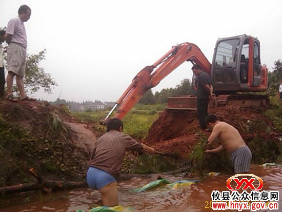 西干渠突然缺口，攸县酒埠江灌区组织人员冒雨抢修