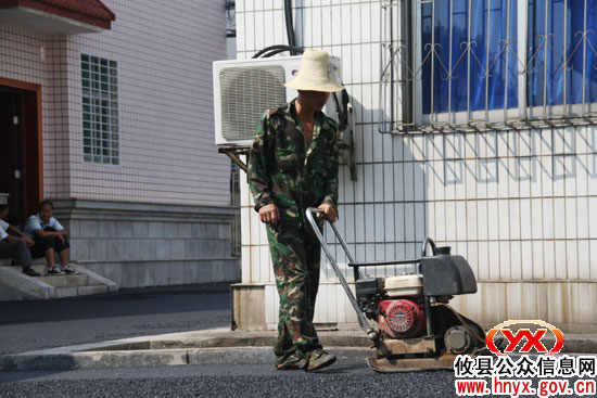 【烈日高温下】铺设滚烫沥青如同踏上“火焰山”