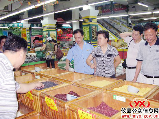 黄清秀一行督查县工商局贯彻实施《食品安全法》情况