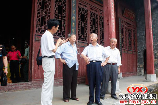 少将刘远节参观千年古刹宝宁寺并现场题词