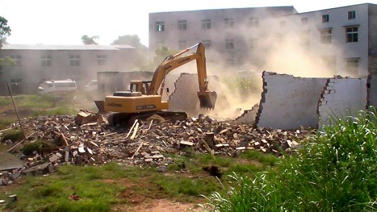 云龙综合执法局对10处违法建设进行强制拆除