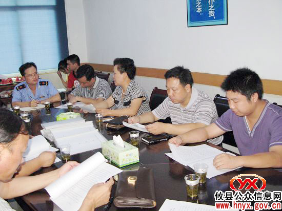 黄清秀一行督查县工商局贯彻实施《食品安全法》情况