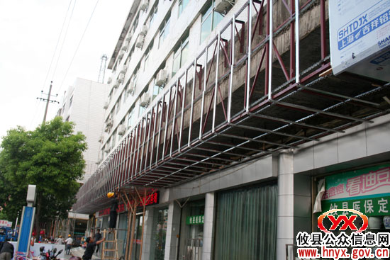 攸县城区11条主次干道“穿衣戴帽”美化工程进展顺利