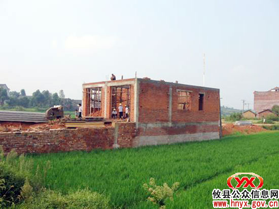 攸县依法对一违法建筑进行强制拆除