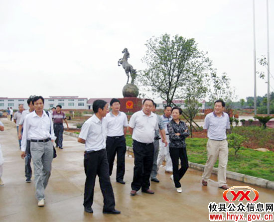 夏玉珠率领有关县政协委员到网岭镇开展视察