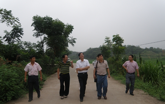 蔡溪夜访交通村谋城乡统筹之策