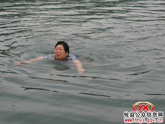 酒埠江水电站举行职工游泳比赛