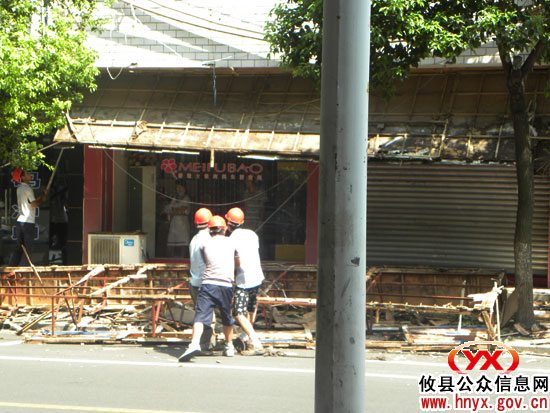 【烈日高温下】攸县城区“穿衣戴帽”工程工人拆卸忙
