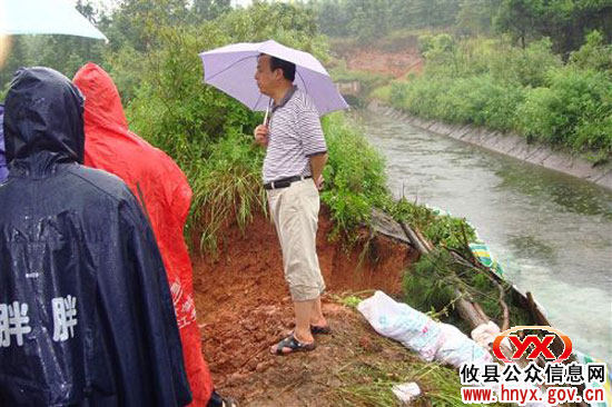 西干渠突然缺口，攸县酒埠江灌区组织人员冒雨抢修