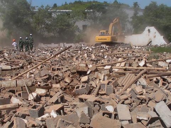 云龙综合执法局对10处违法建设进行强制拆除
