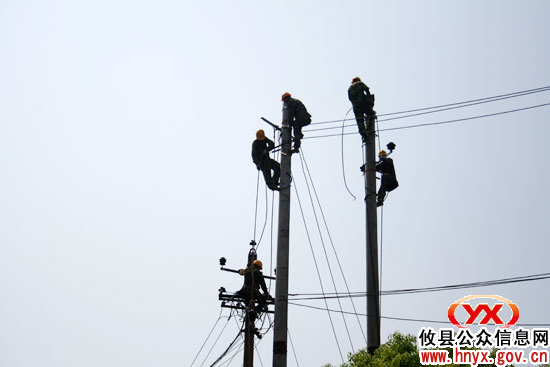 【烈日高温下】攸县电力工人争分抢秒检修线路