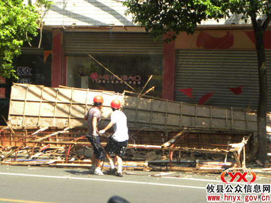 【烈日高温下】攸县城区“穿衣戴帽”工程工人拆卸忙
