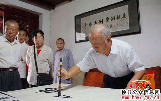 少将刘远节参观千年古刹宝宁寺并现场题词