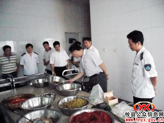 谭小宁一行到县卫生局督查《食品安全法》贯彻实施情况