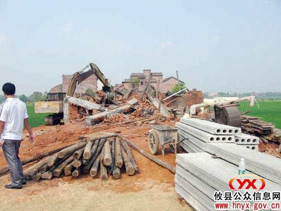 攸县依法对一违法建筑进行强制拆除