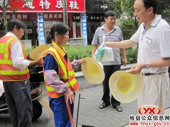 【烈日高温下】攸县总工会为县城环卫工人送“清凉”