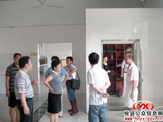 黄清秀一行到皇图岭镇督查食品药品安全监管工作