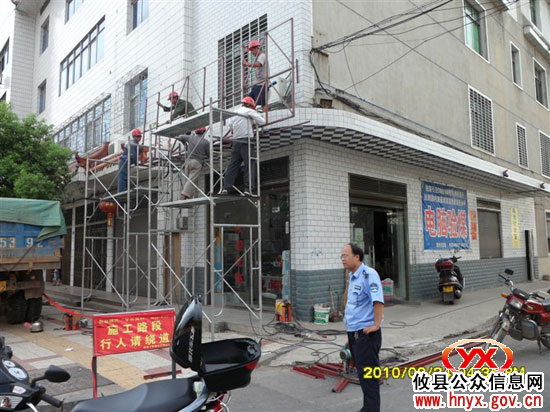 【烈日高温下】中元节，攸县城管工作人员更繁忙