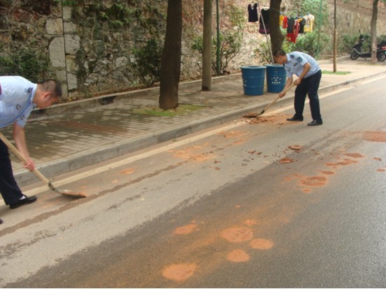 加强路面巡查 维护城市形象