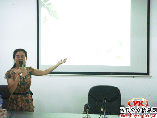 攸县城关镇富康社区请医护人员义务给居民上保健课