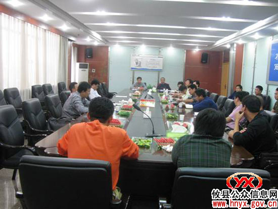 胡湘之一行到县国土资源局进行现场办公