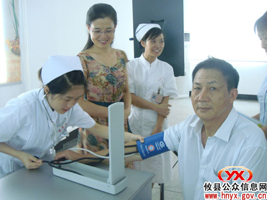 攸县城关镇富康社区请医护人员义务给居民上保健课
