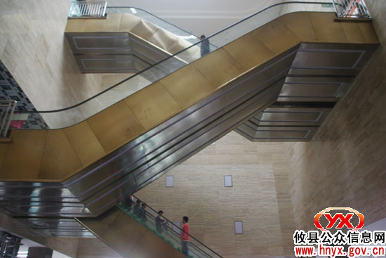 湘东大市场主通道内装修完毕外墙亮化接近尾声