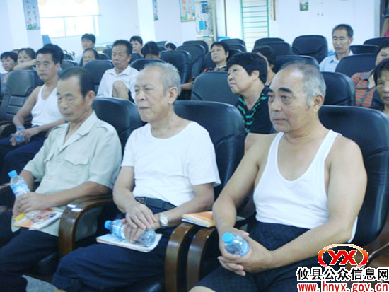 攸县城关镇富康社区请医护人员义务给居民上保健课