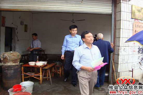 攸县司法局积极开展普法宣传咨询活动