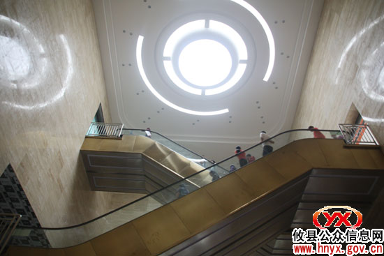 湘东大市场主通道内装修完毕外墙亮化接近尾声