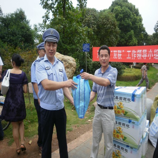 区"双联"工作领导小组、区总工会举办送"清凉"活动