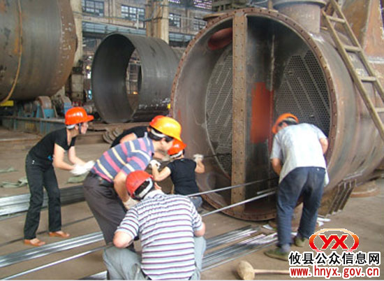 湘东化机组织机关人员下车间参加义务劳动