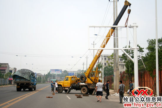 攸县城乡结合部正在安装交通电子诱导屏