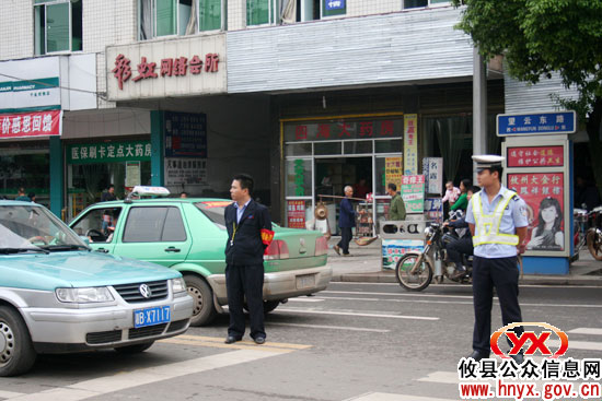 攸县开展出租车司机与交警互换体验活动
