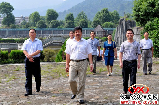 邝邹飞一行到宝宁寺等地指导“和谐寺观教堂”创建工作