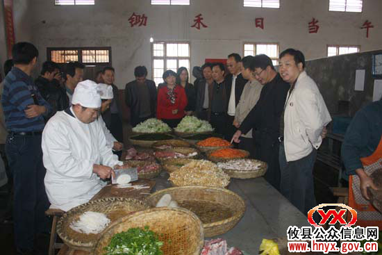胡湘之一行视察酒埠江中心小学